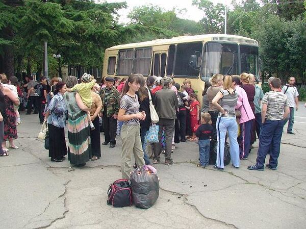 Женщины и дети, эвакуированные из Южной Осетии Женщины и дети, эвакуированные из Южной Осетии