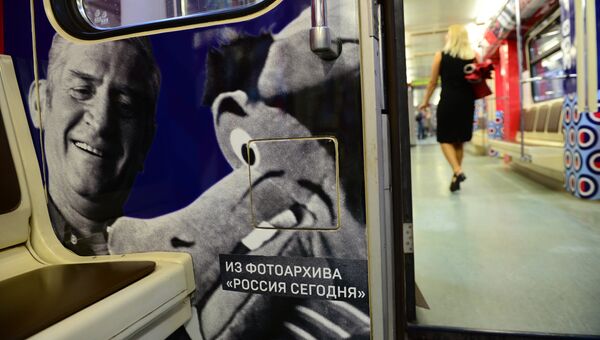 Вагон тематического поезда метро Москва-870, запущенного в честь 870-летнего юбилея Москвы Вагон тематического поезда метро Москва-870, запущенного в честь 870-летнего юбилея Москвы