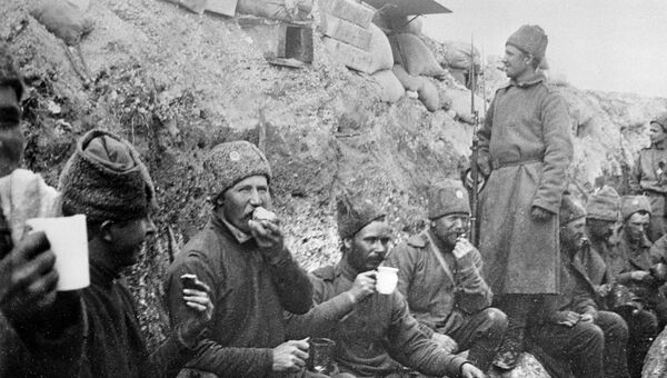 Солдаты русской армии в окопе в перерыве между боями Солдаты русской армии в окопе в перерыве между боями