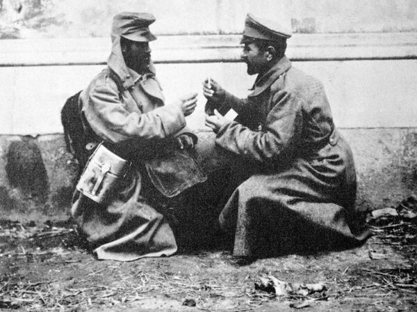 Братание австрийского и русского солдата на фронтах Первой мировой войны. 1917 год Братание австрийского и русского солдата на фронтах Первой мировой войны. 1917 год