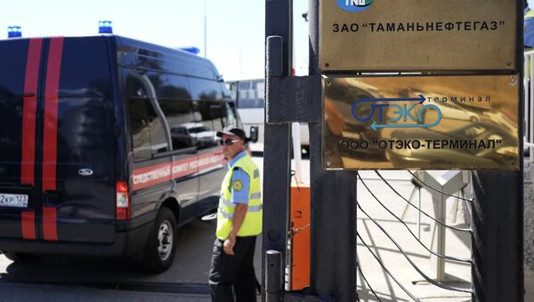 Автомобиль Следственного комитета РФ у места падения автобуса с людьми в море, Краснодарский край. 25 августа 2017 Автомобиль Следственного комитета РФ у места падения автобуса с людьми в море, Краснодарский край. 25 августа 2017