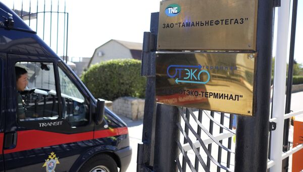 Автомобиль Следственного комитета РФ у места падения автобуса с людьми в море, Краснодарский край. 25 августа 2017 Автомобиль Следственного комитета РФ у места падения автобуса с людьми в море, Краснодарский край. 25 августа 2017
