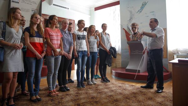 Девушки-кандидаты в курсанты Краснодарского высшего военного авиационного училища летчиков в музее училища во время ознакомительной экскурсии Девушки-кандидаты в курсанты Краснодарского высшего военного авиационного училища летчиков в музее училища во время ознакомительной экскурсии