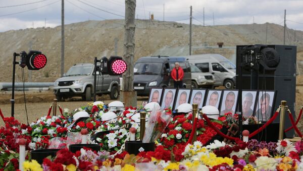 Цветы и свечи у памятного камня рядом со зданием администрации рудника Мир. 29 августа 2017 Цветы и свечи у памятного камня рядом со зданием администрации рудника Мир. 29 августа 2017