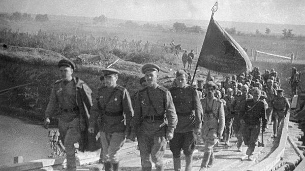 Воинское подразделение Советской Армии выдвигается на боевую позицию. Воинское подразделение Советской Армии выдвигается на боевую позицию.