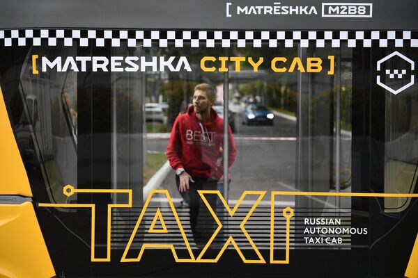 Первый беспилотный пассажирский автобус MatrЁshka во время тестового рейса Первый беспилотный пассажирский автобус MatrЁshka во время тестового рейса
