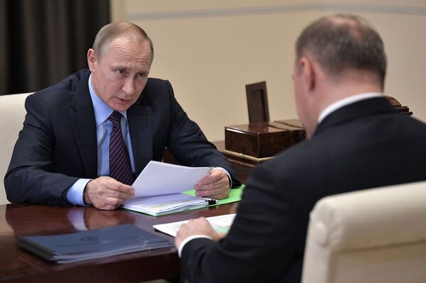 Владимир Путин во время встречи с временно исполняющим обязанности главы Республики Адыгея Муратом Кумпиловым. 30 августа 2017 Владимир Путин во время встречи с временно исполняющим обязанности главы Республики Адыгея Муратом Кумпиловым. 30 августа 2017