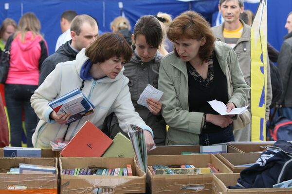 Покупатели выбирают учебники на общегородской школьной ярмарке в Новосибирске Покупатели выбирают учебники на общегородской школьной ярмарке в Новосибирске