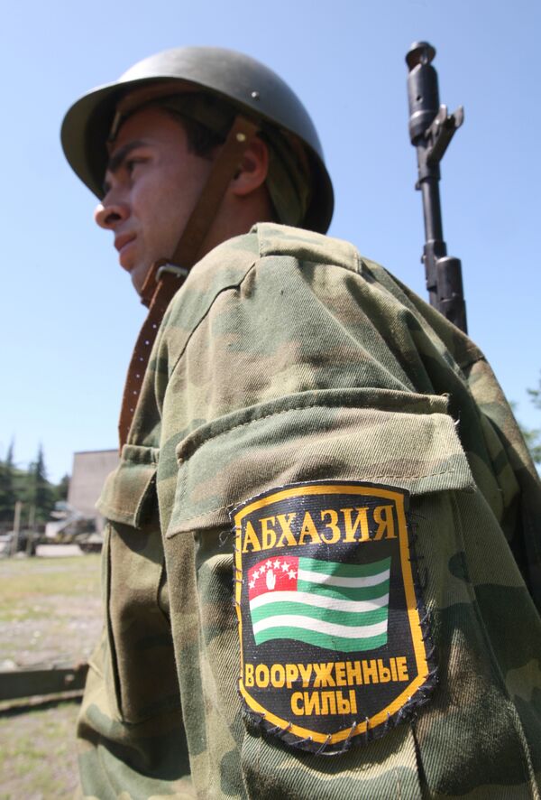 Военнослужащий артиллеристско-зенитного полка вооруженных сил Абхазии Военнослужащий артиллеристско-зенитного полка вооруженных сил Абхазии