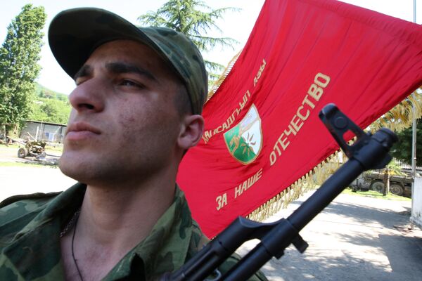 Военнослужащий артиллеристско-зенитного полка вооруженных сил Абхазии Военнослужащий артиллеристско-зенитного полка вооруженных сил Абхазии
