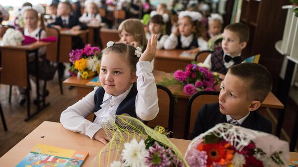 Ученики гимназии №26 города Омска в классе после торжественной линейки посвященной Дню знаний Ученики гимназии №26 города Омска в классе после торжественной линейки посвященной Дню знаний