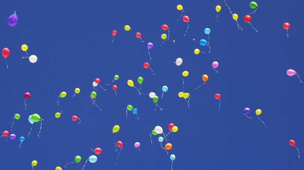 Ученики школы №117 в Москве выпустили воздушные шары в небо во время торжественной линейки, посвященной Дню знаний Ученики школы №117 в Москве выпустили воздушные шары в небо во время торжественной линейки, посвященной Дню знаний