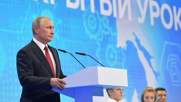 Президент РФ Владимир Путин выступает на всероссийском открытом уроке Россия, устремленная в будущее в Ярославле. 1 сентября 2017 Президент РФ Владимир Путин выступает на всероссийском открытом уроке Россия, устремленная в будущее в Ярославле. 1 сентября 2017