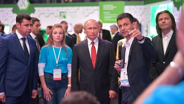 Владимир Путин во время посещения выставки Всероссийского форума профессиональной навигации ПроеКТОриЯ в комплексе Арена 2000 в Ярославле. 1 сентября 2017 Владимир Путин во время посещения выставки Всероссийского форума профессиональной навигации ПроеКТОриЯ в комплексе Арена 2000 в Ярославле. 1 сентября 2017