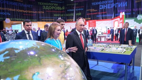 Владимир Путин во время посещения выставки Всероссийского форума профессиональной навигации ПроеКТОриЯ в комплексе Арена 2000 в Ярославле. 1 сентября 2017 Владимир Путин во время посещения выставки Всероссийского форума профессиональной навигации ПроеКТОриЯ в комплексе Арена 2000 в Ярославле. 1 сентября 2017