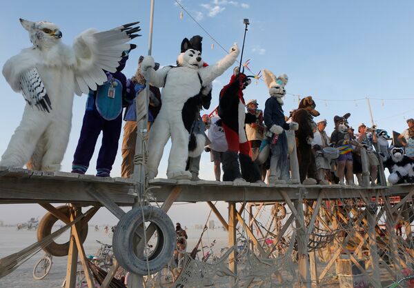 Участники фестиваля Burning Man в Неваде Участники фестиваля Burning Man в Неваде