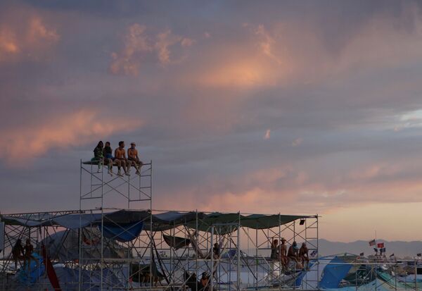 Участники фестиваля Burning Man в Неваде Участники фестиваля Burning Man в Неваде