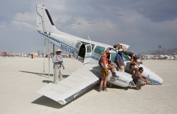 Участники фестиваля Burning Man в Неваде Участники фестиваля Burning Man в Неваде