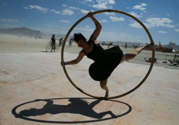 Участница фестиваля Burning Man в Неваде Участница фестиваля Burning Man в Неваде