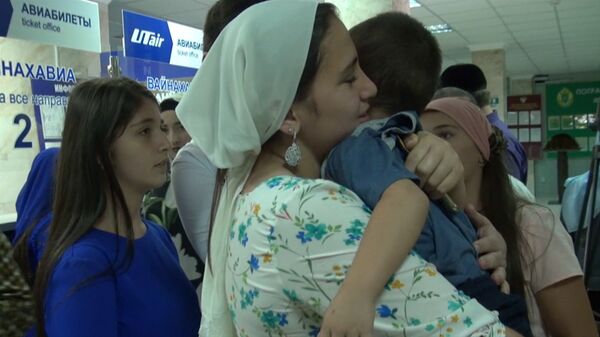 Вывезенных из Ирака детей и женщин в аэропорту Грозного встретили их близкие Вывезенных из Ирака детей и женщин в аэропорту Грозного встретили их близкие