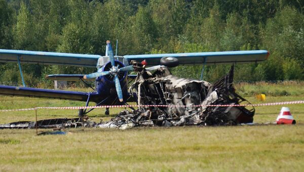 Обломки самолета Ан-2, потерпевшего крушение во время авиашоу, на аэродроме Черное в подмосковной Балашихе. 2 сентиября 2017 Обломки самолета Ан-2, потерпевшего крушение во время авиашоу, на аэродроме Черное в подмосковной Балашихе. 2 сентиября 2017