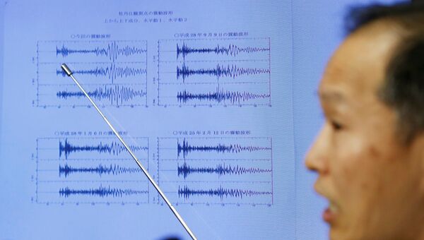 Японский метеоролог показывает график сейсмической активности зафиксированной в КНДР. 3 сентября 2017 Японский метеоролог показывает график сейсмической активности зафиксированной в КНДР. 3 сентября 2017