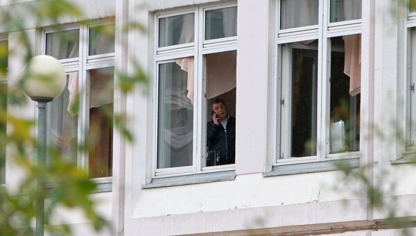 Сотрудник Следственного комитета РФ в здание школы №1 в Ивантеевке Московской области, где подросток открыл стрельбу. 5 сентября 2017 Сотрудник Следственного комитета РФ в здание школы №1 в Ивантеевке Московской области, где подросток открыл стрельбу. 5 сентября 2017