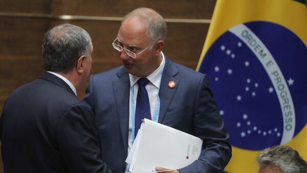 Глава ПАО НК Роснефть Игорь Сечин, председатель правления Российского фонда прямых инвестиций Кирилл Дмитриев и председатель государственной корпорации Внешэкономбанк Сергей Горьков перед началом встречи лидеров БРИКС Глава ПАО НК Роснефть Игорь Сечин, председатель правления Российского фонда прямых инвестиций Кирилл Дмитриев и председатель государственной корпорации Внешэкономбанк Сергей Горьков перед началом встречи лидеров БРИКС
