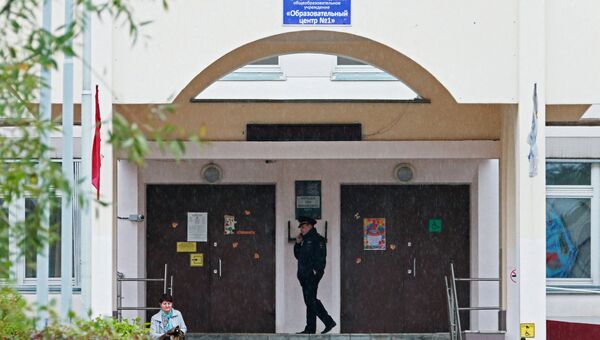 Сотрудник правоохранительных органов у здания школы №1 в Ивантеевке Московской области. Архивное фото Сотрудник правоохранительных органов у здания школы №1 в Ивантеевке Московской области. Архивное фото