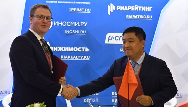 Заместитель главного редактора Информационного агентства и радио Sputnik Олег Осипов и руководитель российского представительства компании Alibaba Culture Communication Сянцянь Ци во Владивостоке. 6 сентября 2017 Заместитель главного редактора Информационного агентства и радио Sputnik Олег Осипов и руководитель российского представительства компании Alibaba Culture Communication Сянцянь Ци во Владивостоке. 6 сентября 2017