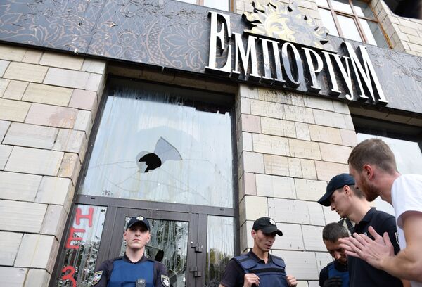 Сотрудники полиции у разбитых витрин магазина на улице Грушевского в Киеве. Радикалы разгромили магазин, после того как там стерли граффити времен евромайдана Сотрудники полиции у разбитых витрин магазина на улице Грушевского в Киеве. Радикалы разгромили магазин, после того как там стерли граффити времен евромайдана