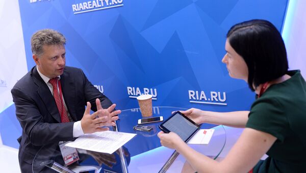 Министр транспорта РФ Максим Соколов во время интервью у стенда Международного мультимедийного пресс-центра МИА Россия сегодня на площадке Восточного экономического форума во Владивостоке Министр транспорта РФ Максим Соколов во время интервью у стенда Международного мультимедийного пресс-центра МИА Россия сегодня на площадке Восточного экономического форума во Владивостоке