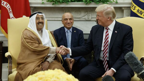 Дональд Трамп во время встречи с эмиром Кувейта — шейхом Сабахом аль-Ахмедом аль-Джабером ас-Сабахом в Овальном кабинете Белого дома Дональд Трамп во время встречи с эмиром Кувейта — шейхом Сабахом аль-Ахмедом аль-Джабером ас-Сабахом в Овальном кабинете Белого дома