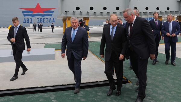 Президент РФ Владимир Путин во время посещения дальневосточного судостроительного комплекса Звезда. 8 сентября 2017 Президент РФ Владимир Путин во время посещения дальневосточного судостроительного комплекса Звезда. 8 сентября 2017