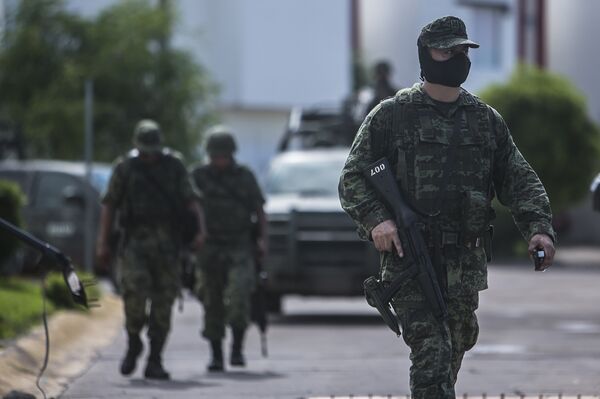 Солдаты покидают частное закрытое сообщество после нападения на военный конвой в Кульякане, Мексика Солдаты покидают частное закрытое сообщество после нападения на военный конвой в Кульякане, Мексика