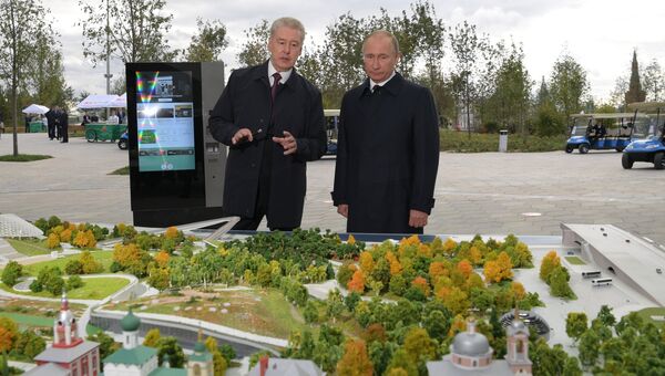 Президент РФ Владимир Путин во время посещения ландшафтного парка Зарядье в Москве. 9 сентября 2017 Президент РФ Владимир Путин во время посещения ландшафтного парка Зарядье в Москве. 9 сентября 2017