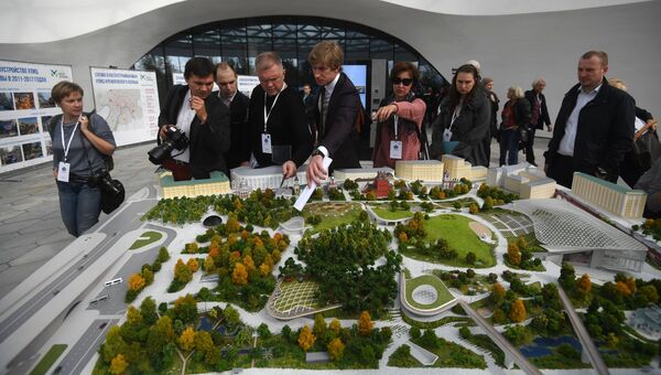 Посетители в Медиацентре на открытии парка Зарядье в Москве. 9 сентября 2017 Посетители в Медиацентре на открытии парка Зарядье в Москве. 9 сентября 2017