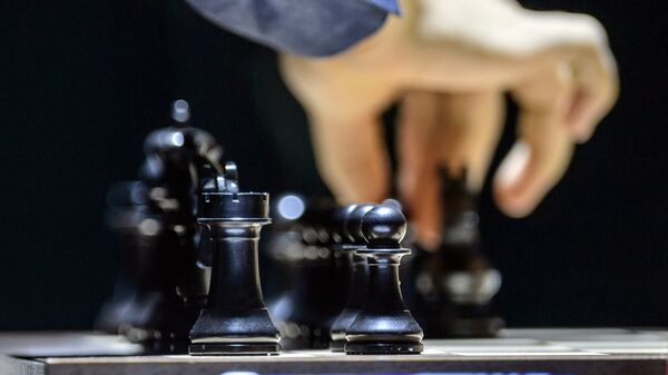 Шахматные фигуры на доске Шахматные фигуры на доске
