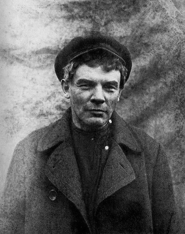 Владимир Ильич Ленин в гриме. Август 1917 года Владимир Ильич Ленин в гриме. Август 1917 года