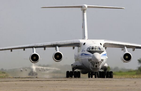Российский военно-транспортный самолет ИЛ-76 в аэропорту Сухуми Российский военно-транспортный самолет ИЛ-76 в аэропорту Сухуми