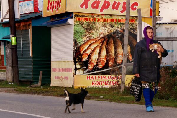 Женщина идет по улице в селе Женщина идет по улице в селе