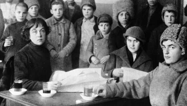 Александра Коллонтай народный комиссар государственного призрения РСФСР среди беспризорных Александра Коллонтай народный комиссар государственного призрения РСФСР среди беспризорных