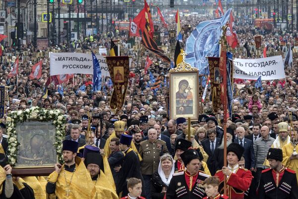 Во время крестного хода в честь дня перенесения мощей святого благоверного князя Александра Невского в Санкт-Петербурге Во время крестного хода в честь дня перенесения мощей святого благоверного князя Александра Невского в Санкт-Петербурге