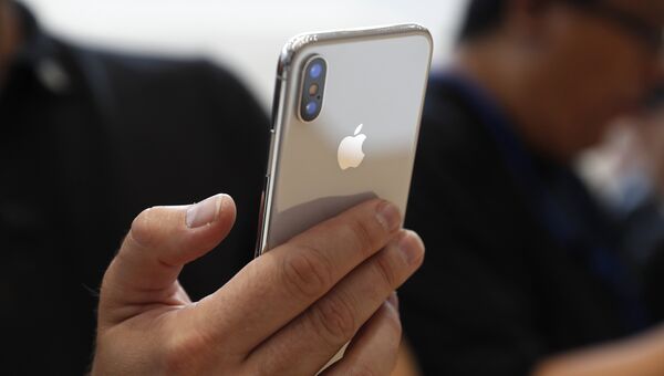 Тестирование нового телефона iPhone X в штаб-квартире Apple в Купертино Тестирование нового телефона iPhone X в штаб-квартире Apple в Купертино