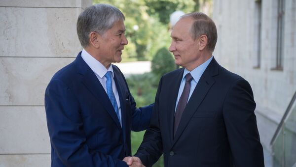 Владимир Путин и президент Киргизии Алмазбек Атамбаев во время встречи. Архивное фото Владимир Путин и президент Киргизии Алмазбек Атамбаев во время встречи. Архивное фото
