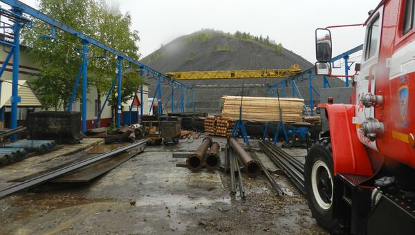 Автомобиль МЧС на территории шахты Яреганефть в Коми. 14 сентября 2017 Автомобиль МЧС на территории шахты Яреганефть в Коми. 14 сентября 2017