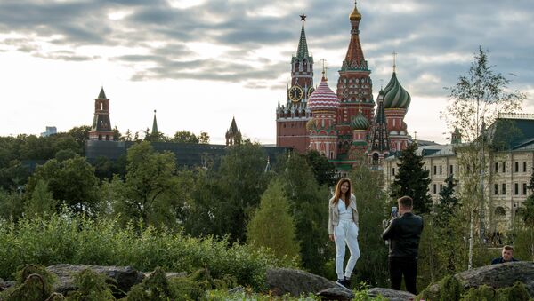 Посетители на территории природно-ландшафтного парка Зарядье в Москве Посетители на территории природно-ландшафтного парка Зарядье в Москве