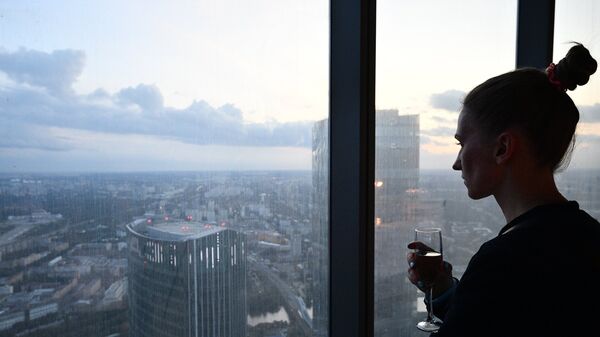 Девушка на 89 этаже Башни Федерация-Восток делового комплекса Москва-Сити