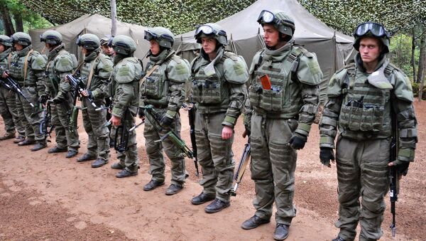 Военнослужащие вооруженных сил РФ в полевом лагере во время учений вооружённых сил России и Белоруссии на Лужском полигоне в Ленинградской области. 14 сентября 2017 Военнослужащие вооруженных сил РФ в полевом лагере во время учений вооружённых сил России и Белоруссии на Лужском полигоне в Ленинградской области. 14 сентября 2017
