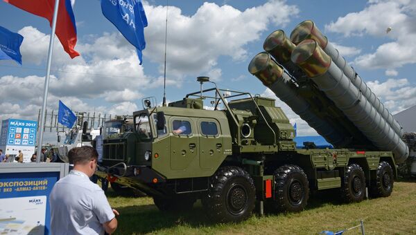 Пусковая установка зенитно-ракетного комплекса С-400 Триумф на Международном авиационно-космическом салоне МАКС-2017 Пусковая установка зенитно-ракетного комплекса С-400 Триумф на Международном авиационно-космическом салоне МАКС-2017